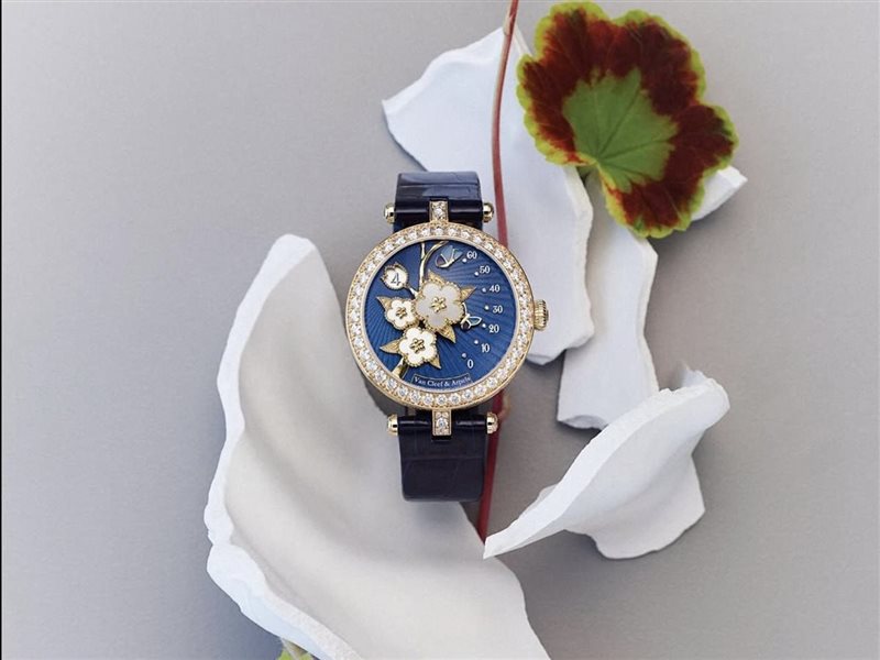 فان كليف آند آربلز تحتفي بالربيع بأنوثة حالمة في مجموعة Lucky Spring Butterfly