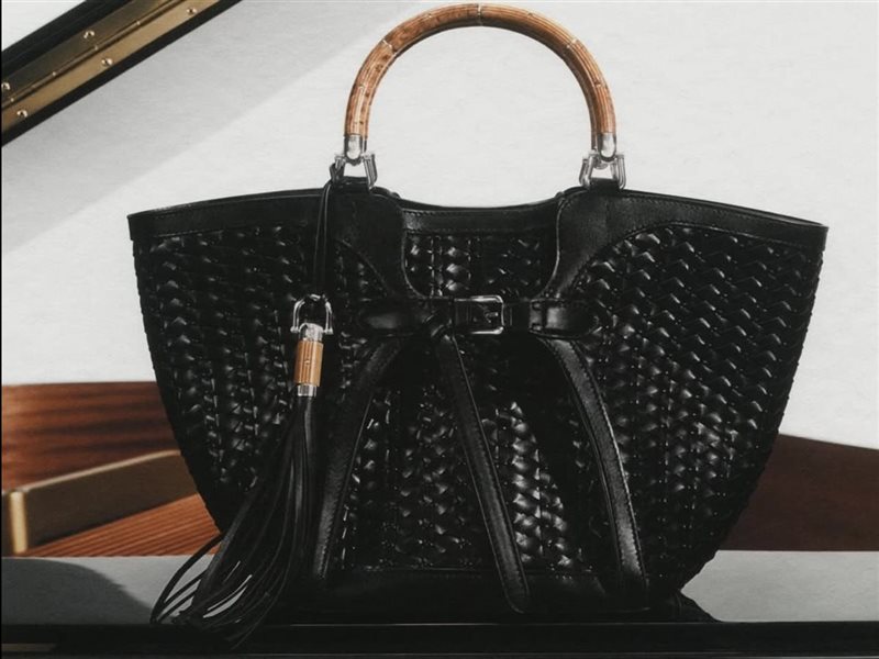 رالف لورين يعيد تعريف الفخامة بحقيبة جلدية مضفّرة