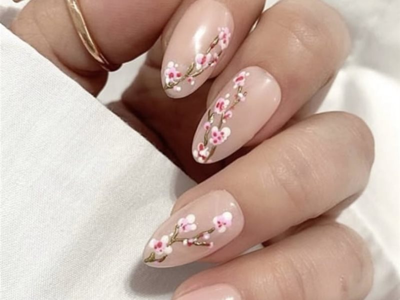 من المعدني اللامع إلى الزهور… مانيكير مستوحى من منصات الموضة