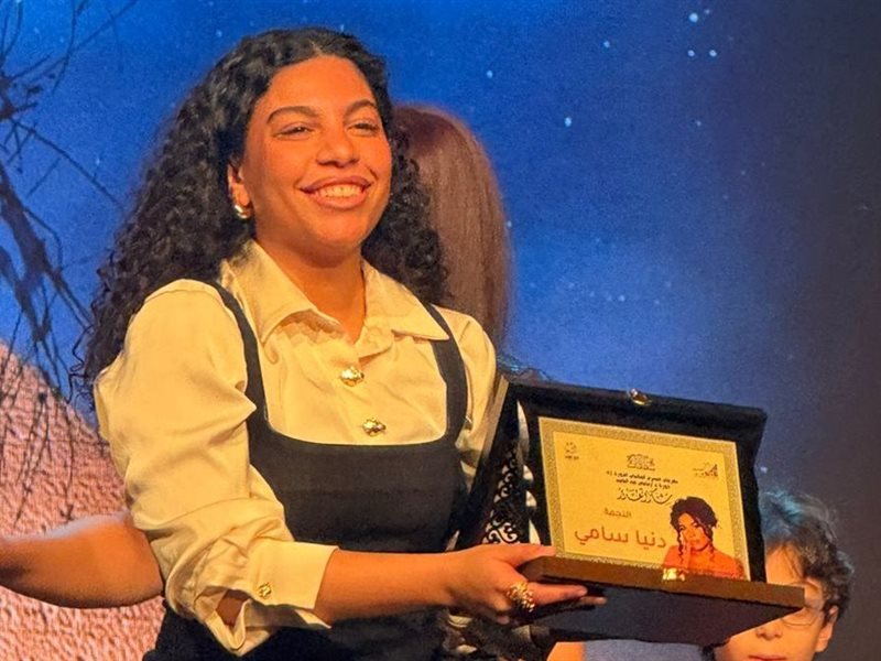 تكريم عمر رزيق ودنيا سامي في ختام مهرجان المسرح العالمي