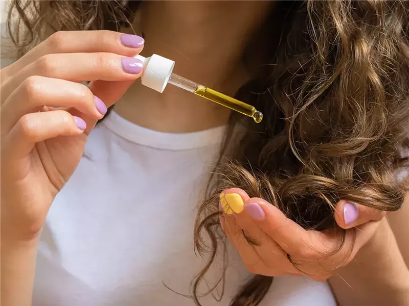 للترطيب والتنعيم.. كيفية استخدام زيت الأرجان للشعر