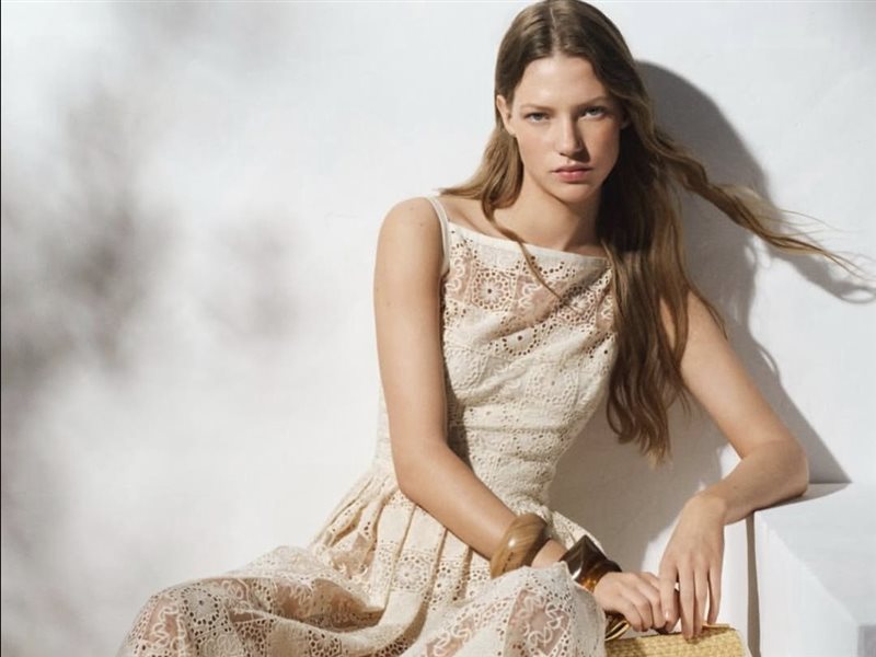 إيلي صعب يخلط الحمضيات بالملح ليقدّم صيف الأحلام مع مجموعة Citrus & Salt 2026