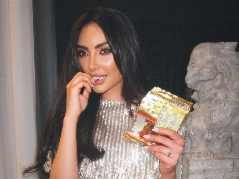 نور الغندور تتألق بتصميم فضي برّاق من Mimoza Kadriaj 