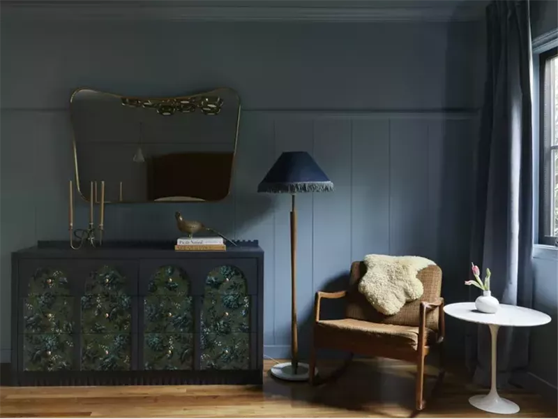 7 ألوان طلاء تبدو مذهلة في المساحات ذات الإضاءة الخافتة