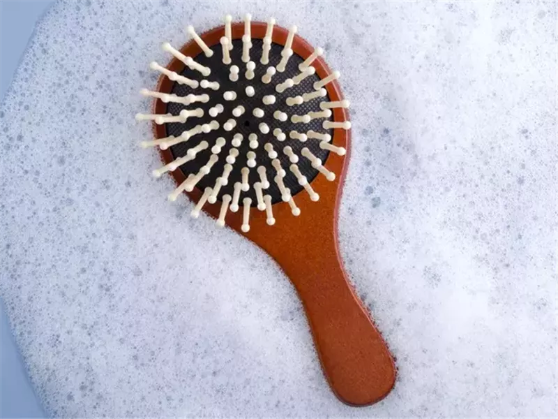 ماذا يحدث عندما لا تغسل فرشاة شعرك؟