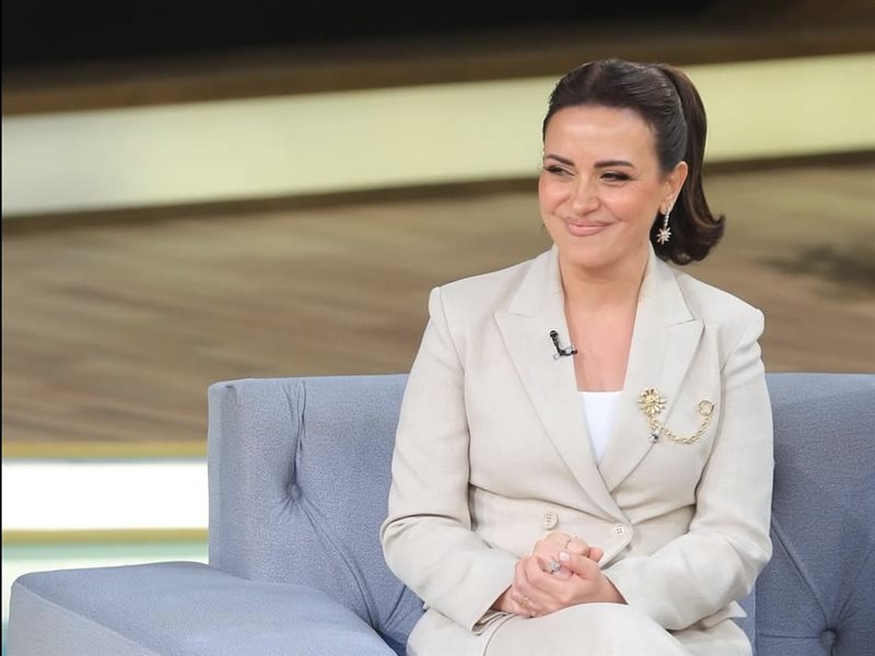 ريهام عبد الغفور تتألق بإطلالة كلاسيكية أنيقة في “معكم منى الشاذلي”