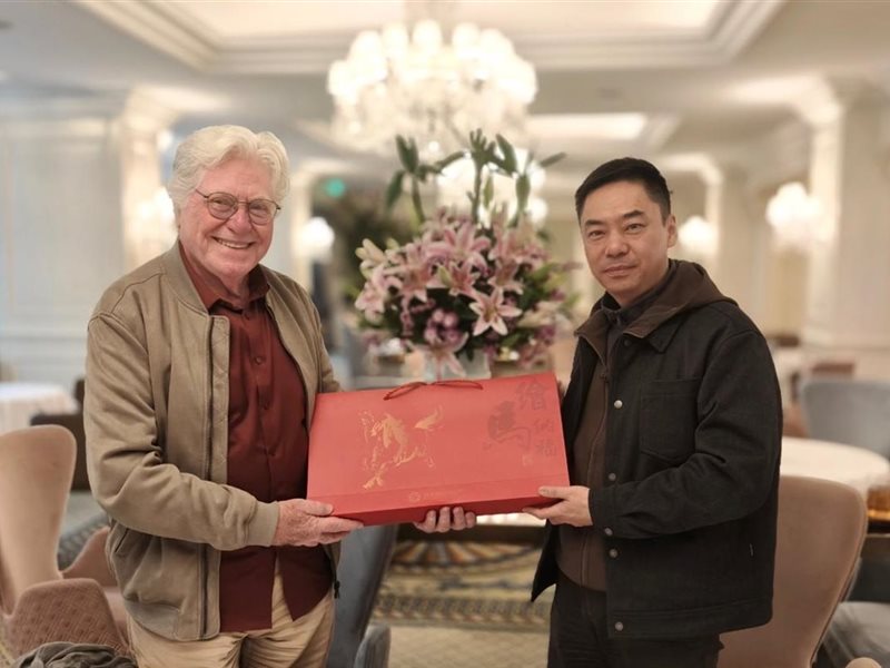 حسين فهمي يبحث توسيع التعاون بين مهرجان القاهرة السينمائي ومهرجان بكين