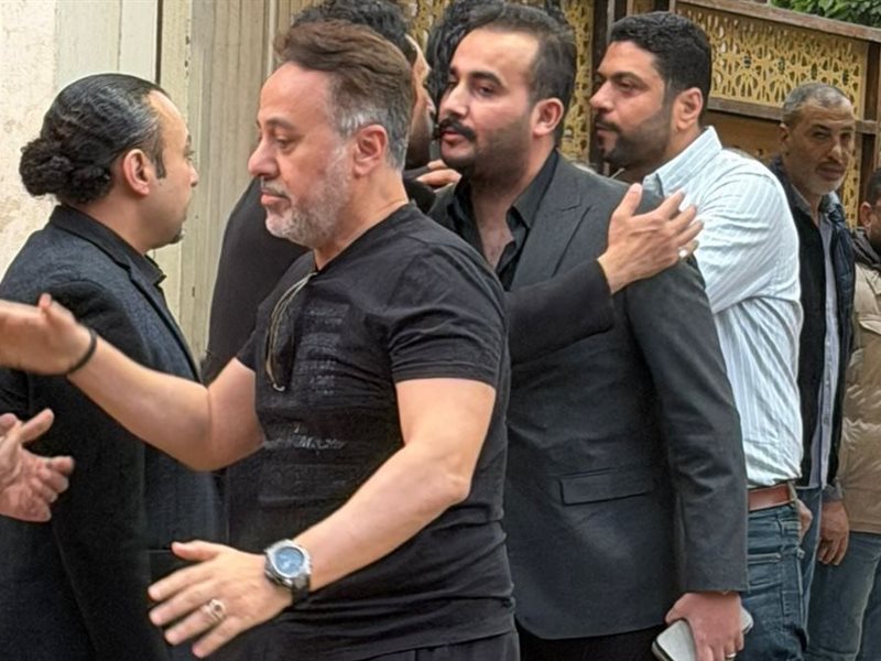 أحمد العوضي وإيهاب فهمي.. نجوم الفن يساندون محمود حمدان في عزاء والده