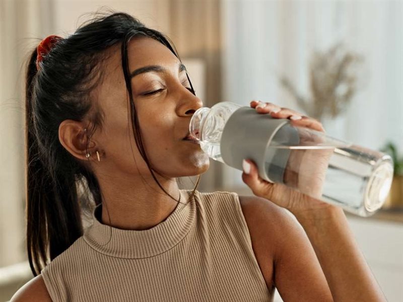 شرب الماء الساخن مقابل الماء البارد.. أيهما أفضل لصحتك؟