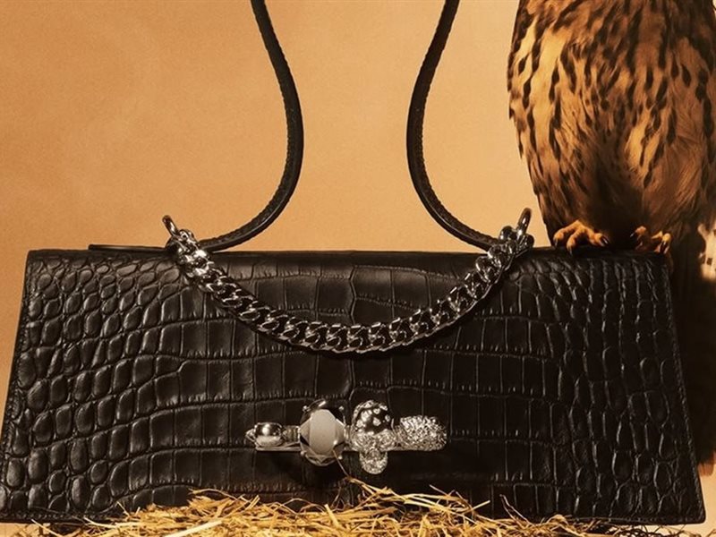 ألكسندر ماكوين تعيد تعريف الأناقة بحقيبة The Jewelled Top Handle