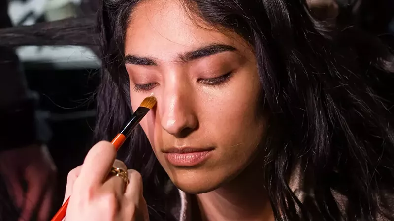 كيفية وضع خافي العيوب