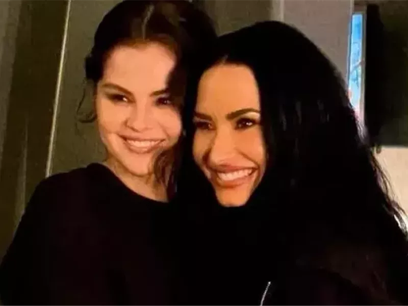 سيلينا غوميز تدعم ديمي لوفاتو في حفل افتتاح جولتها الغنائية