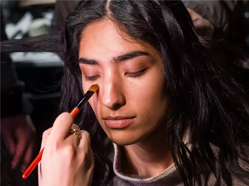 كيفية وضع خافي العيوب بالطريقة الصحيحة.. وفقًا للخبراء