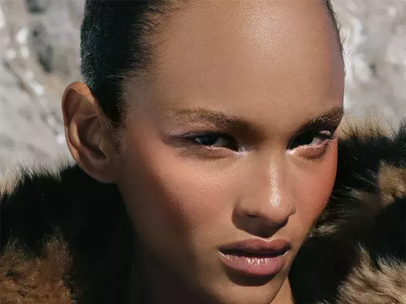 كيفية وضع أحمر الخدود على الوجه المستدير.. بحسب خبراء التجميل