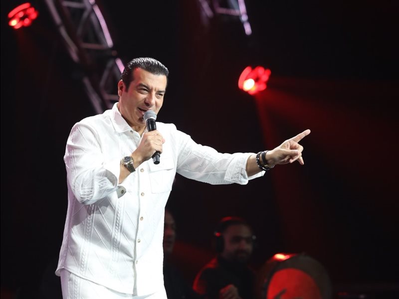 إيهاب توفيق في حفل كامل العدد بـ أبو ظبي 