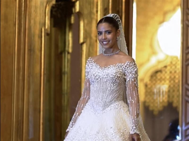     عهد السعدي تتألق بفستان أميري مرصّع في ليلة زفافها بتوقيع مرام برهان 