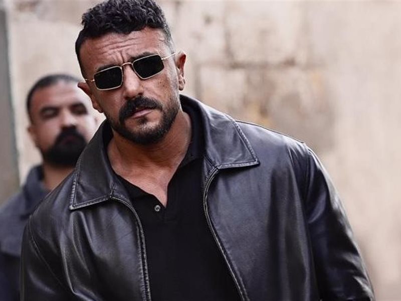 أحمد العوضي يشوق جمهوره بصورة لفلمه الجديد 