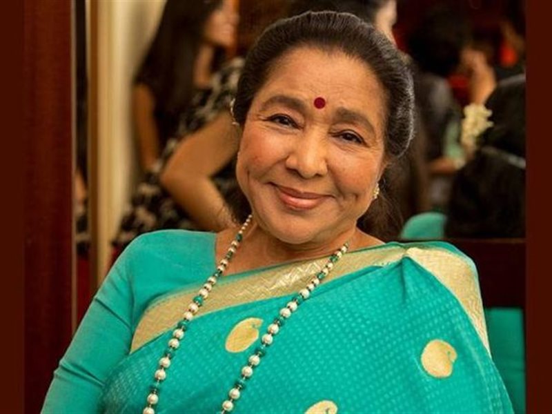 وفاة المطربة الهندية آشا بوسلي عن عمر ناهز 92 عامًا