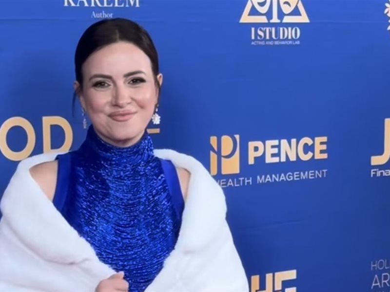     ريهام عبد الغفور تخطف الأنظار بالأزرق الملكي في مهرجان هوليوود العربي