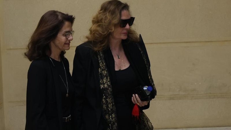 يسرا في عزاء والد