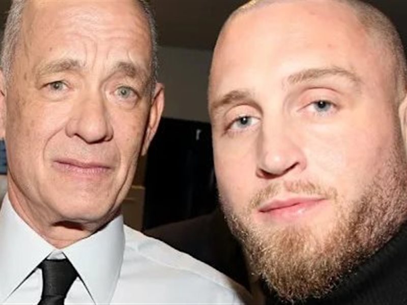 توم هانكس يخطف الأنظار برقصة وغناء عفوي دعما لنجله في Stagecoach 2026