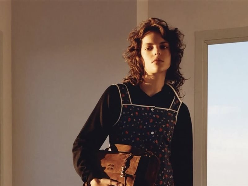 Miu miu” تعيد تعريف الأناقة المعاصرة برؤية حالمة لربيع وصيف 2026