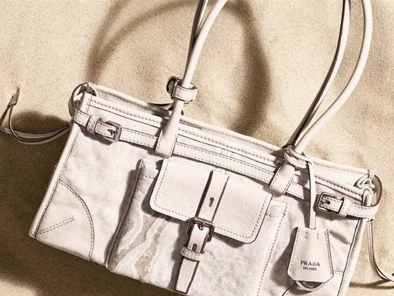 بين المدينة والشاطئ… Prada تقدم صيحة صيفية تجمع البساطة بالفخامة
