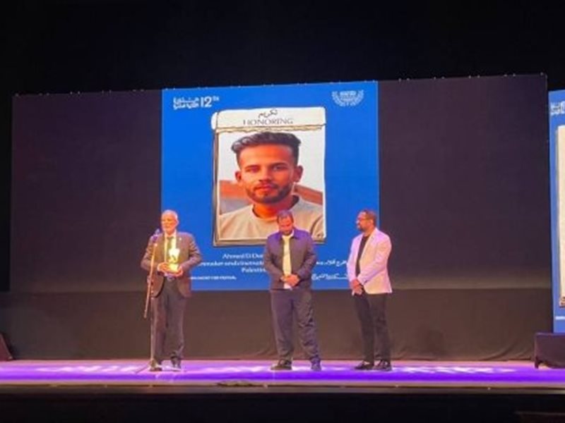 كامل الباشا يتسلم تكريم المخرج الفلسطيني أحمد الدنف في افتتاح الإسكندرية للفيلم القصير