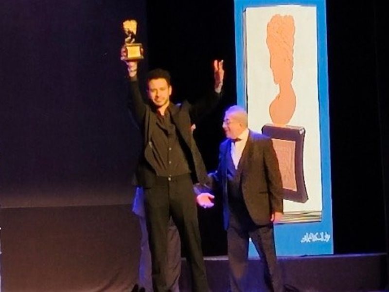باسم سمرة يقدم تكريم عصام عمر في مهرجان الإسكندرية ويسري نصر الله يسلمه الجائزة