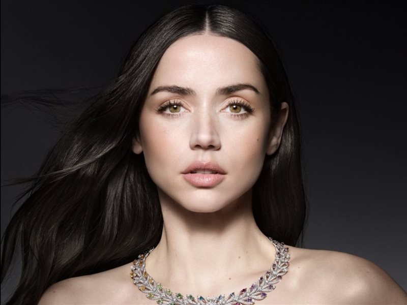 تألق استثنائي لـ Ana de Armas بمجوهرات Louis Vuitton.. فخامة مرصعة بالألوان
