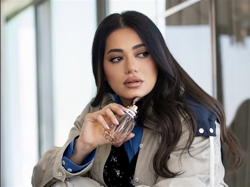 رحمة رياض تتألق بإطلالة أنيقة في حملة Miu miu لعطر Miutine