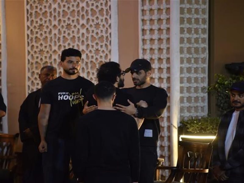 منهم عماد زيادة و أحمد السقا .. نجوم الفن يواسون حمدي الميرغني في عزاء والده 