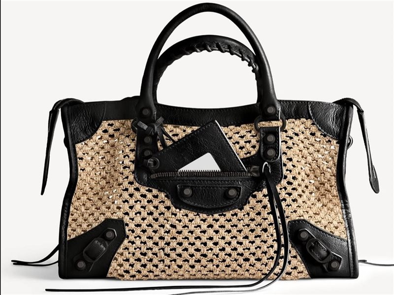 تصميم مبتكر بروح جريئة.. Balenciaga تعيد تعريف حقائب القش الفاخرة