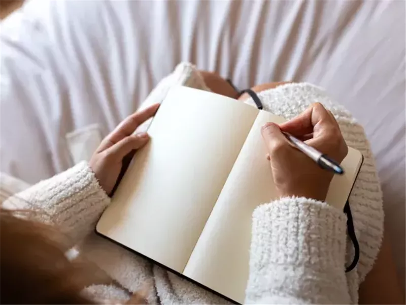 لا تستطيع التوقف عن التفكير الزائد.. جرب هذه الحيلة البسيطة 
