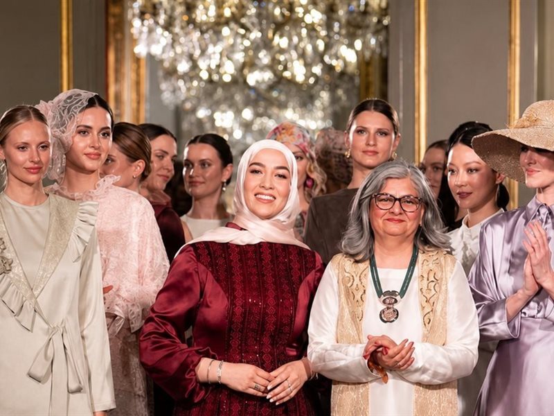 المصممة الأردنية هامة ياسين تتألق عالميًا في Paris Modest Fashion Week