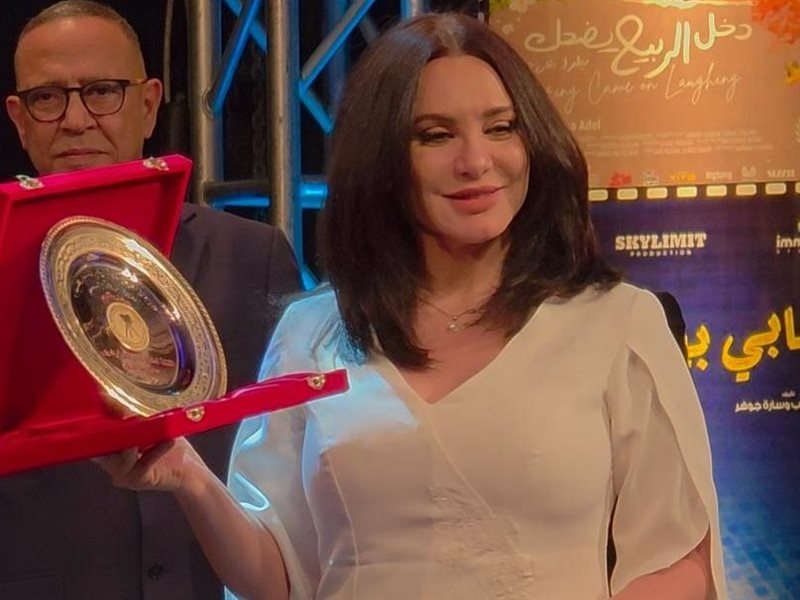 تكريم أشرف عبد الباقي وسولاف فواخرجي في ختام المهرجان الكاثوليكي