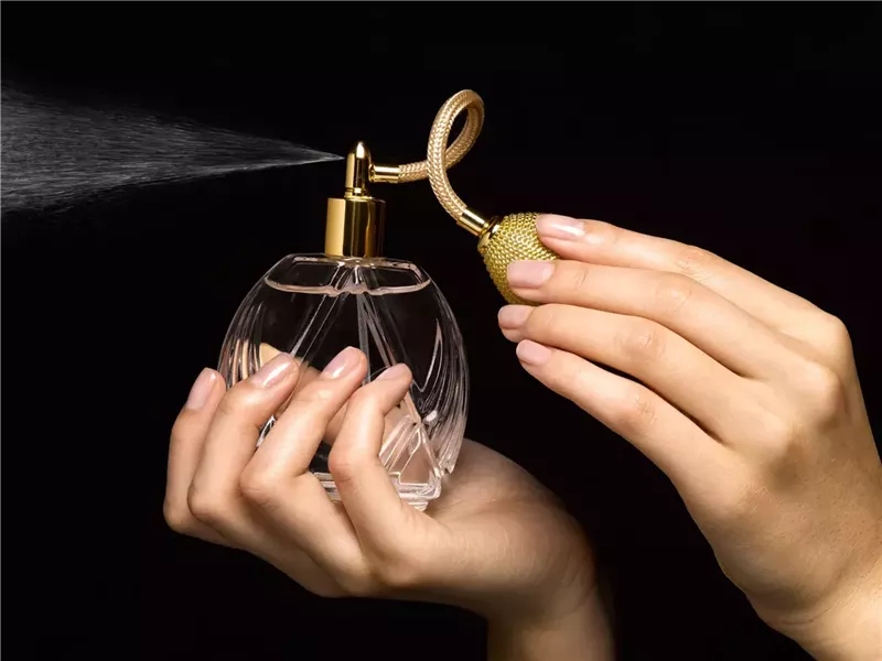 كيفية وضع العطر للحصول على نتائج تدوم طويلاً