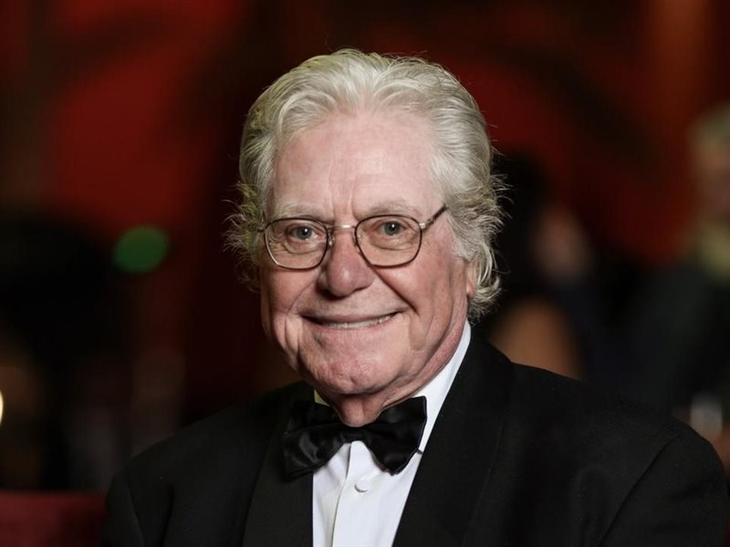 مركز السينما العربية يكرم رئيس مهرجان القاهرة السينمائي الدولي حسين فهمي كشخصية العام السينمائية العربية