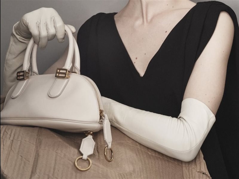     بين الجرأة والكلاسيكية.. Balenciaga تقدم رؤية جديدة للحقائب النسائية