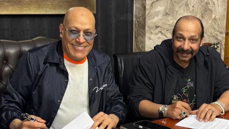 محمد ثروت أثناء توقيع