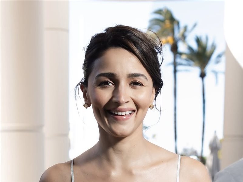 Alia Bhatt تخطف الأنظار بإطلالة حالمة مستوحاة من الطبيعة في كان