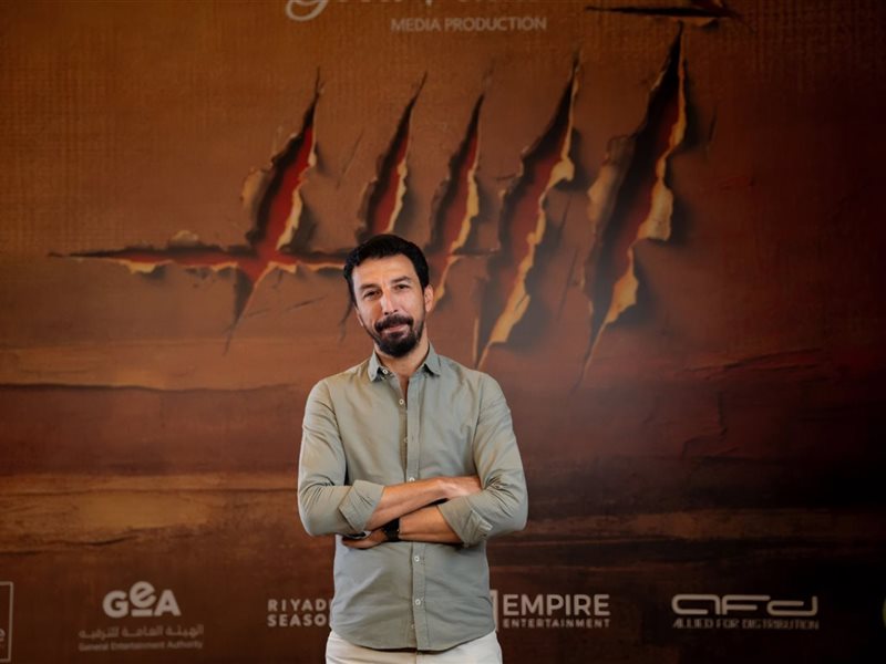 أحمد فايز يكشف أسرار تصميم «سوق النخاسة» في فيلم «أسد»