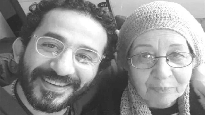 احمد حلمى ووالدته