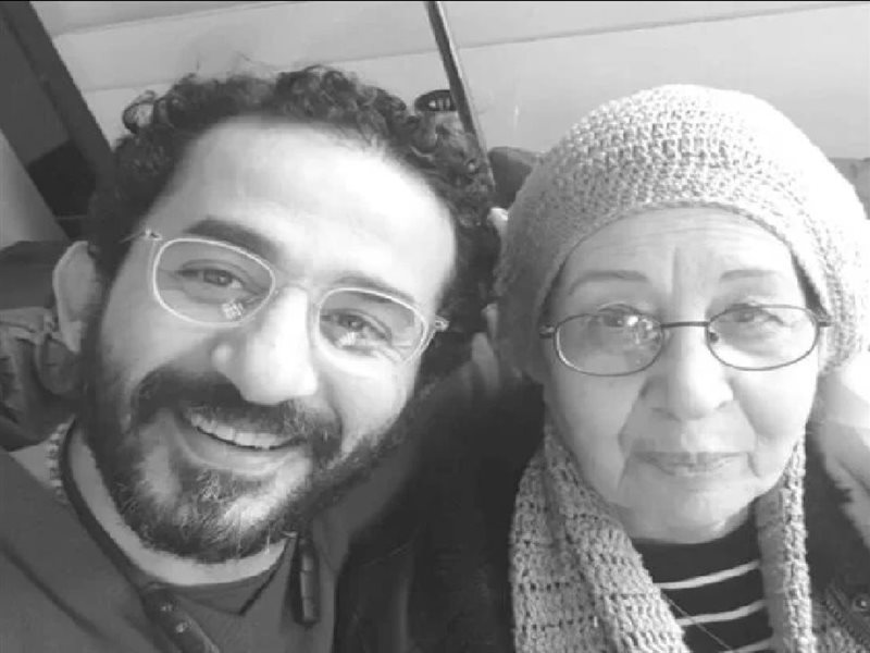 احمد حلمى ووالدته 