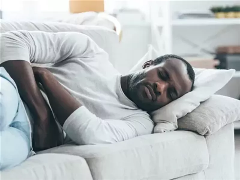 7 أسباب للألم أسفل القفص الصدري الأيمن.. ومتى يستدعي القلق؟