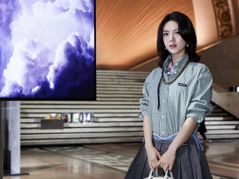  Miu Miu تحتفي بالفن والموضة في شنغهاي… وإطلالة أنيقة تتصدر المشهد