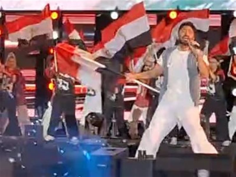 رافعا علم مصر.. تامر حسني يشعل الحماس في حفل  Capital Arena بالعاصمة الإدارية