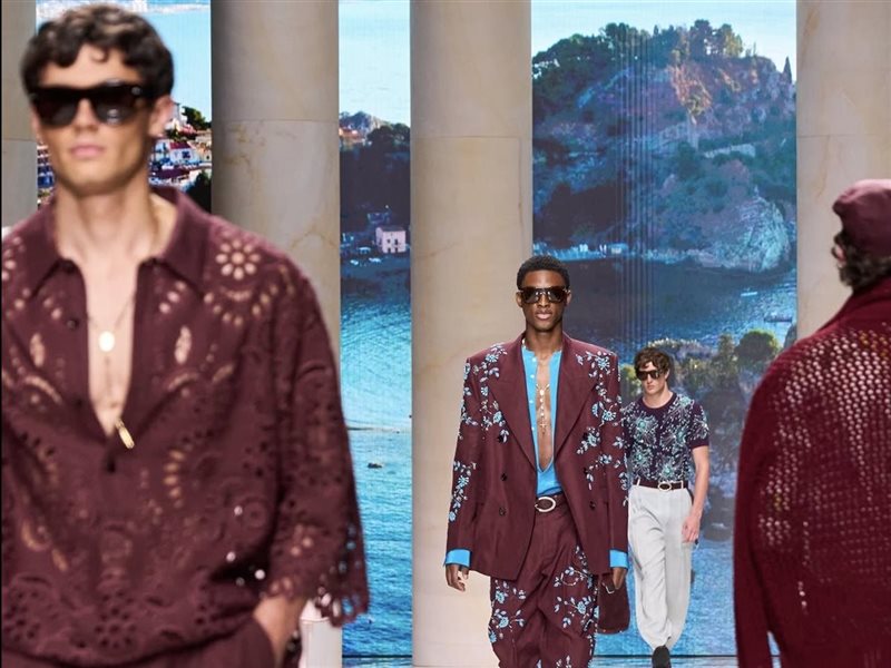 ألوان جريئة وتطريزات لافتة.. Dolce & Gabbana تحتفي بصيف 2027 علي منصة ميلانو