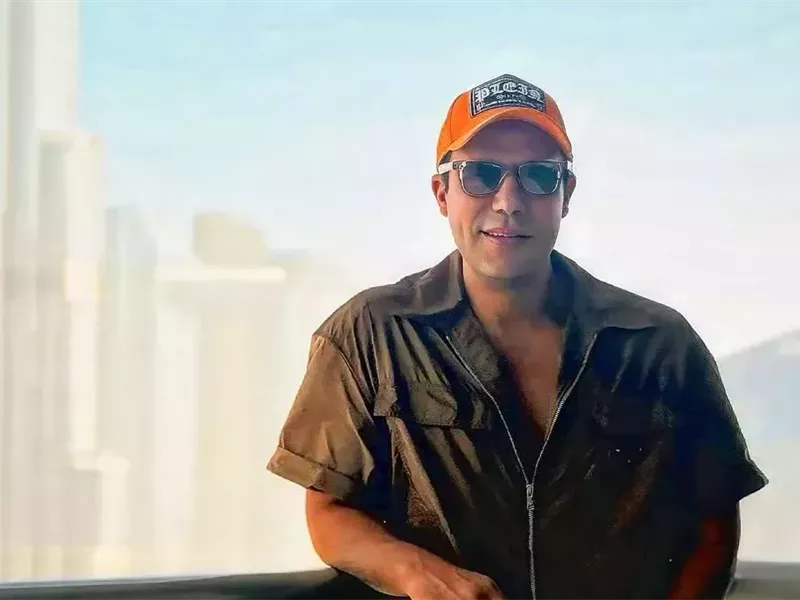 محمد إمام يسافر إلى دبي ويدعو الجمهور لمشاهدة فيلم 
