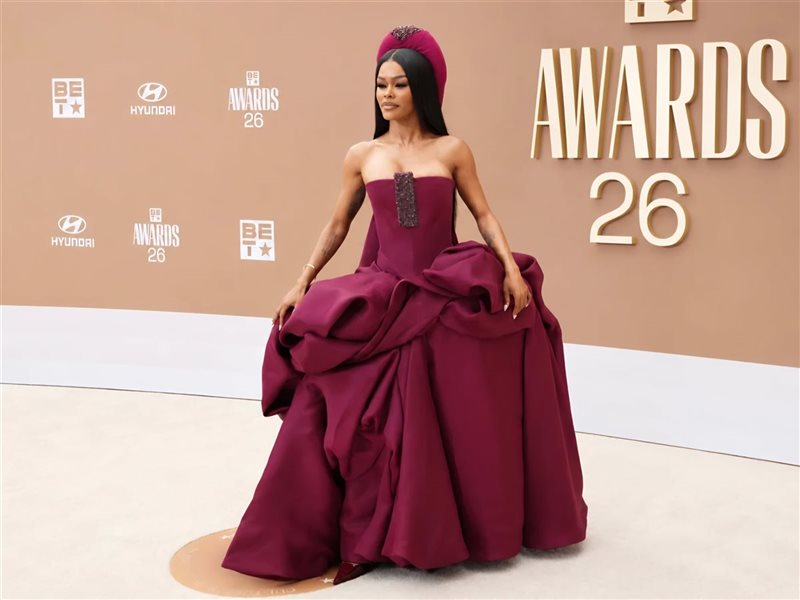 تيانا تايلور تتألق بإطلالة عنّابية لافتة في BET Awards 2026